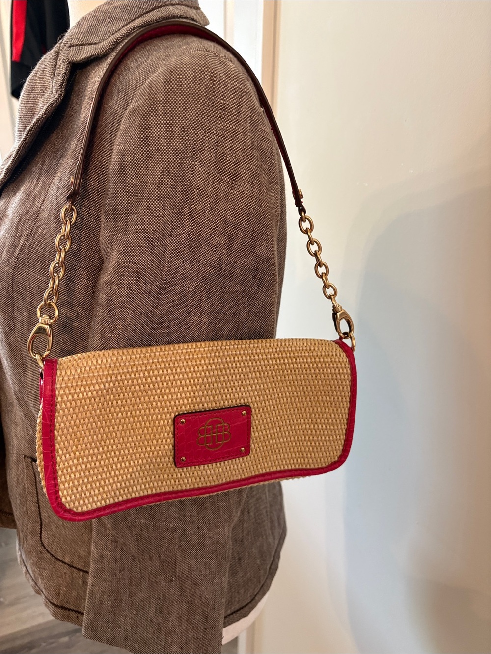 Dana Buchman Beige Woven Straw Shoulder Bag with Pink Trim and Gold Chain - Picture 2 of 9